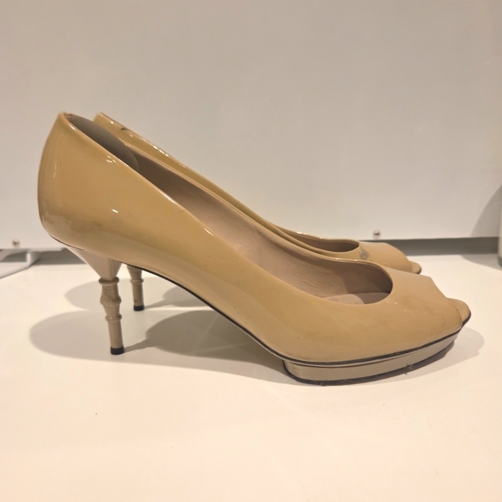 Gucci Tan Patent Leather Peep-Toe Bamboo Low Heels Size 8.5